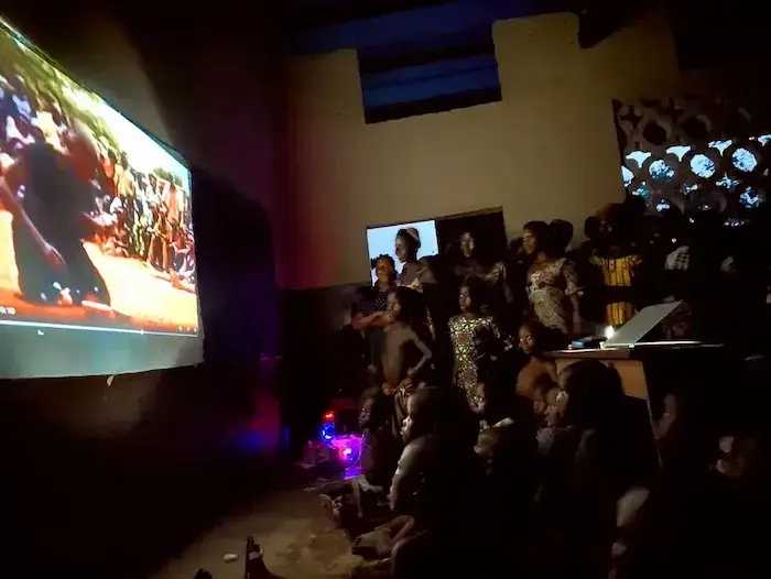 Rassemblement à la belle étoile : Les Cinema Night (Soirées Cinema) de Dots for réunissent les communautés rurales 🎥🌟