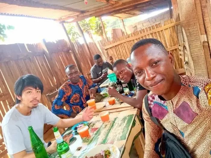 Un instant à savourer : Les agents locaux de Dots for renforcent leurs liens 🍽️💼