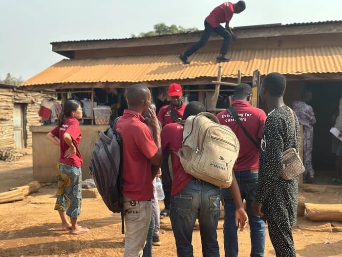 Tout le monde au travail 👣🌍